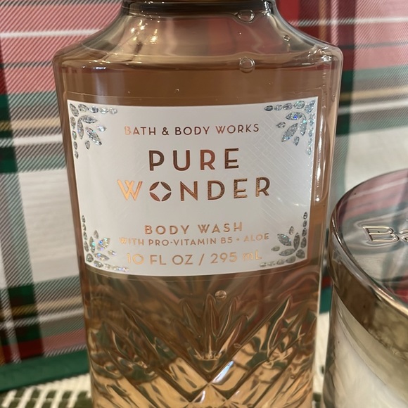 Bath & Body Works bundle - candle and body wash - Picture 4 of 4